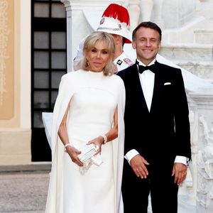 Le président Emmanuel Macron et sa femme  Brigitte Macron arrivant au dîner d'état en l'honneur de la visite du couple présidentiel français au palais princier à Monaco le 7 juin 2025.

© Dominique Jacovides / Bestimage