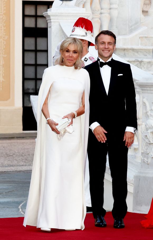 Le président Emmanuel Macron et sa femme  Brigitte Macron arrivant au dîner d'état en l'honneur de la visite du couple présidentiel français au palais princier à Monaco le 7 juin 2025.

© Dominique Jacovides / Bestimage