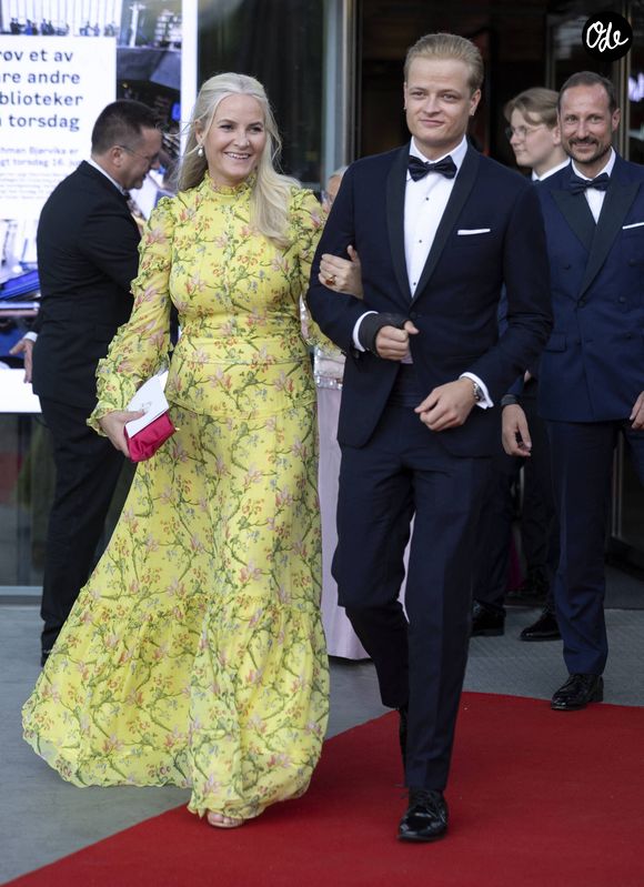 La princesse Mette-Marit de Norvège et son fils Marius Borg Høiby - La princesse Ingrid Alexandra de Norvège fête ses 18 ans lors d'un dîner de gala offert par le gouvernement à la bibliothèque nationale d'Oslo le 16 juin 2022. Dana Press / Bestimage
Un anniversaire que la petite-fille du roi Harald V, deuxième dans l’ordre de succession au trône après son père, a fêté le 21 janvier dernier. Mais, à l’époque, l’épidémie de Covid-19 avait empêché la tenue des deux grands dîners de gala initialement prévus. Ceux-ci avaient donc été reportés de près de cinq mois.
Elle portait une robe bustier en tulle blanc parsemée de paillettes dorées dont elle avait masqué le décolleté par une étole.