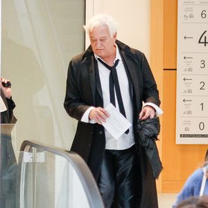Exclusif - L'animateur de radio et de télévision Laurent Boyer et son avocate Marie-Alix Canu-Bernard à la sortie du tribunal judiciaire de Paris, France, le 11 mai 2026 pour son procès pour violences conjugales et harcèlement. L'animateur a été condamné à 10 mois de prison avec sursis pour harcèlement conjugal. Laurent Boyer fait face à des accusations déposées par une ancienne compagne de violences conjugales habituelles, de harcèlement et d'enregistrement non consenti d'images intimes. © Julien Sarkissian/Bestimage