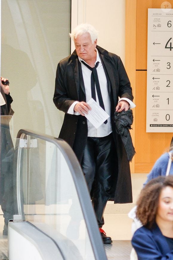 Exclusif - L'animateur de radio et de télévision Laurent Boyer et son avocate Marie-Alix Canu-Bernard à la sortie du tribunal judiciaire de Paris, France, le 11 mai 2026 pour son procès pour violences conjugales et harcèlement. L'animateur a été condamné à 10 mois de prison avec sursis pour harcèlement conjugal. Laurent Boyer fait face à des accusations déposées par une ancienne compagne de violences conjugales habituelles, de harcèlement et d'enregistrement non consenti d'images intimes. © Julien Sarkissian/Bestimage