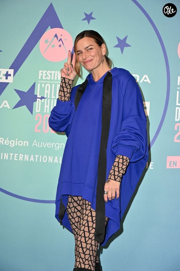 Fauve Hautot posant lors d'une séance photo à l'occasion du 27e Festival du film d'humour de l'Alpe d'Huez, en France, le 19 janvier 2024. Photo de Mireille Ampilhac/ABACAPRESS.COM