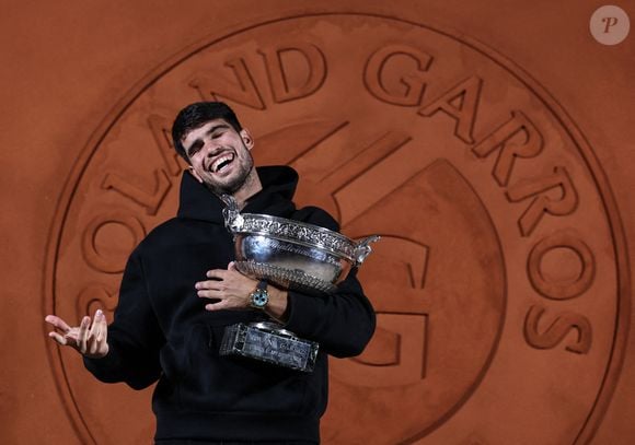 Carlos Alcaraz pose pour des photos avec le trophée après avoir remporté le match de la finale du simple masculin entre l'Italien Jannik Sinner et l'Espagnol Carlos Alcaraz lors du tournoi de tennis de Roland Garros, Paris, France, le 8 juin 2025. Photo par Li Jing/Xinhua/ABACAPRESS.COM