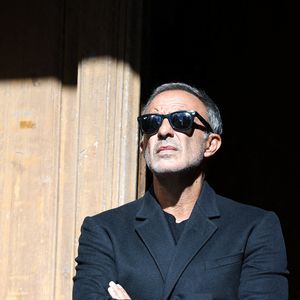 Nikos Aliagas arrive à la cérémonie d'enterrement de l'actrice italo-française Claudia Cardinale à l'église Saint-Roch à Paris, France, le 30 septembre 2025. Claudia Cardinale, décédée le 23 septembre à l'âge de 87 ans, a eu une carrière longue de six décennies et a été dirigée par de grands acteurs tels que Federico Fellini et Luchino Visconti. Photo par Raphael Lafargue/ABACAPRESS.COM