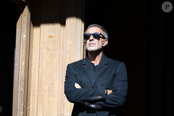 Nikos Aliagas arrive à la cérémonie d'enterrement de l'actrice italo-française Claudia Cardinale à l'église Saint-Roch à Paris, France, le 30 septembre 2025. Claudia Cardinale, décédée le 23 septembre à l'âge de 87 ans, a eu une carrière longue de six décennies et a été dirigée par de grands acteurs tels que Federico Fellini et Luchino Visconti. Photo par Raphael Lafargue/ABACAPRESS.COM
