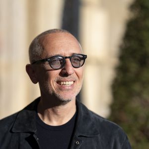 Avec des plats compris entre 10 et 26 euros, c’est l’adresse parfaite pour manger comme une star sans se ruiner au cœur de la capitale.

Gad Elmaleh est allé déjeuner à l'hôtel de Crillon à Paris, le 2 mars 2026. 

© Pierre Perusseau / Bestimage