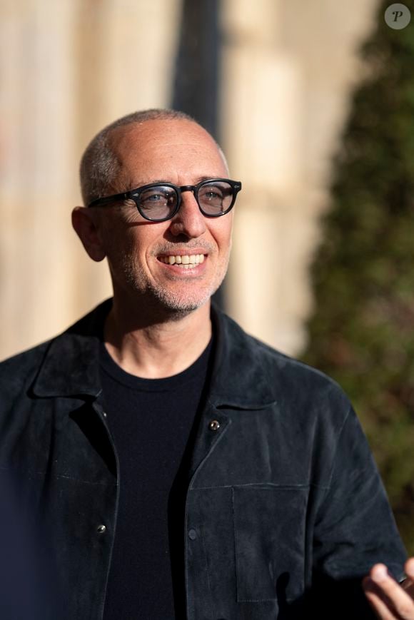 Avec des plats compris entre 10 et 26 euros, c’est l’adresse parfaite pour manger comme une star sans se ruiner au cœur de la capitale.

Gad Elmaleh est allé déjeuner à l'hôtel de Crillon à Paris, le 2 mars 2026. 

© Pierre Perusseau / Bestimage