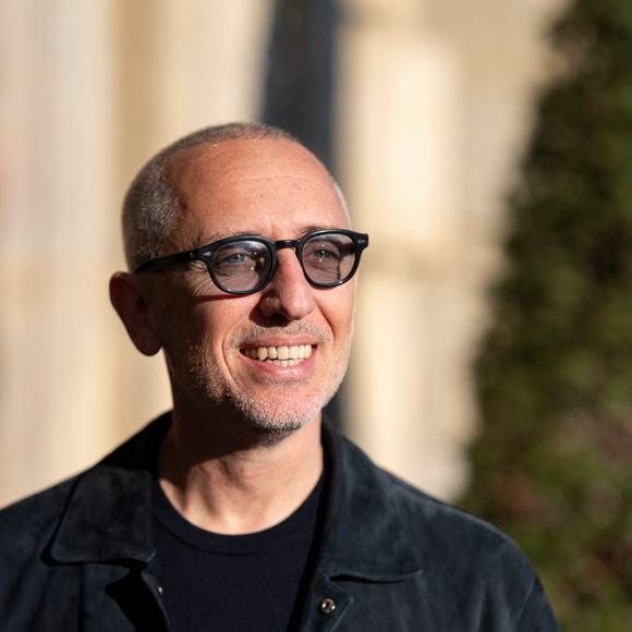 Avec des plats compris entre 10 et 26 euros, c’est l’adresse parfaite pour manger comme une star sans se ruiner au cœur de la capitale.

Gad Elmaleh est allé déjeuner à l'hôtel de Crillon à Paris, le 2 mars 2026. 

© Pierre Perusseau / Bestimage