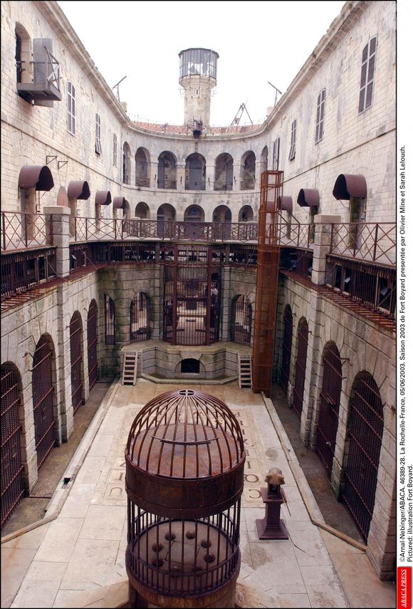 Saison 2003 de Fort Boyard présentée par Olivier Minne et Sarah Lelouch. ©Arnal-Nebinger/ABACA.