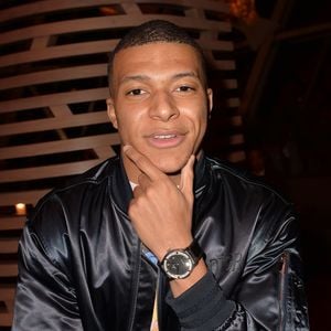 Il vient d'ailleurs de dévoiler une toute nouvelle collaboration exclusive et sur-mesure avec cette enseigne de luxe.

Info du 29/07/2024 ( Kylian Mbappé devient actionnaire majoritaire du SM Caen et devient à 25 ans l'un des plus jeunes propriétaires de club professionnel de football en Europe) - Kylian Mbappé - People à la soirée "Hublot loves Art" par la marque Hublot à la Fondation Louis Vuitton à Paris. Le 16 décembre 2019
© Veeren / Bestimage