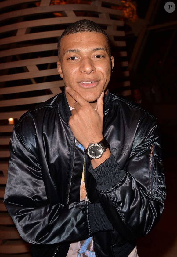 Il vient d'ailleurs de dévoiler une toute nouvelle collaboration exclusive et sur-mesure avec cette enseigne de luxe.

Info du 29/07/2024 ( Kylian Mbappé devient actionnaire majoritaire du SM Caen et devient à 25 ans l'un des plus jeunes propriétaires de club professionnel de football en Europe) - Kylian Mbappé - People à la soirée "Hublot loves Art" par la marque Hublot à la Fondation Louis Vuitton à Paris. Le 16 décembre 2019
© Veeren / Bestimage