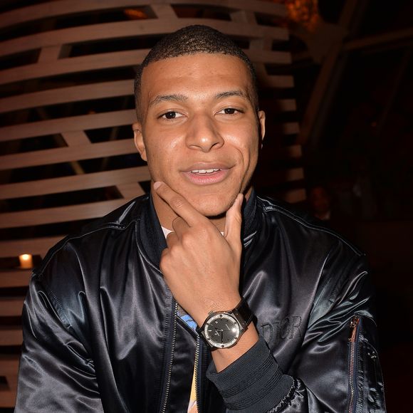 Il vient d'ailleurs de dévoiler une toute nouvelle collaboration exclusive et sur-mesure avec cette enseigne de luxe.

Info du 29/07/2024 ( Kylian Mbappé devient actionnaire majoritaire du SM Caen et devient à 25 ans l'un des plus jeunes propriétaires de club professionnel de football en Europe) - Kylian Mbappé - People à la soirée "Hublot loves Art" par la marque Hublot à la Fondation Louis Vuitton à Paris. Le 16 décembre 2019
© Veeren / Bestimage