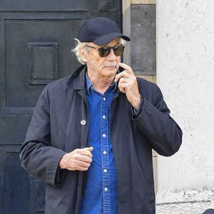Pour parfaire ses journées, ce marcheur insatiable aime déambuler à vélo sur les voies sur berge ou se laisser porter au hasard par les lignes de bus parisiennes jusqu'à leur terminus.

Patrick Chesnais - Les obsèques de Maurice Bénichou à la Coupole du Père Lachaise à Paris, le 20 juin 2019.

©Bestimage