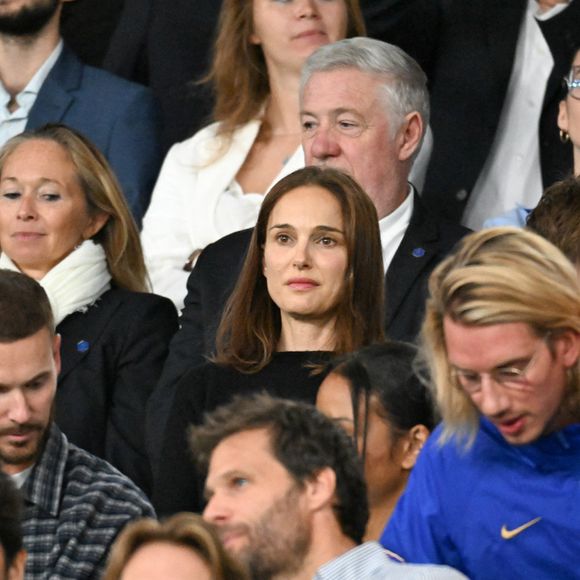 Natalie Portman et son fils Aleph, M. Pokora, Christina Milian, Mathieu Vergne, Ophelie Meunier, Kamel Isker, Alexis Michalik, Paul Mirabel - Célébrités dans les tribunes lors du match de qualification pour la Coupe du Monde 2026 entre la France et l'Islande (2-1) au Parc des Princes à Paris le 9 septembre 2025. © Lionel Urman/Bestimage