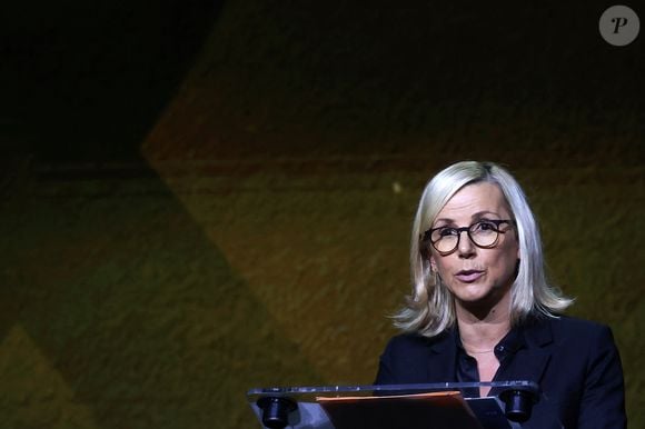 La journaliste, Laurence Ferrari lors d'une cérémonie organisée par le Conseil des institutions juives de France (CRIF) en hommage aux victimes des attentats du Hamas du 7 octobre 2023 contre Israël, à l'occasion du premier anniversaire de l'événement, à Paris, le 7 octobre 2024. © Stéphane Lemouton / Bestimage