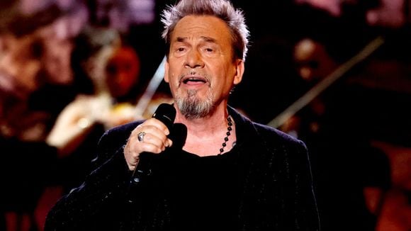 "J'ai un mot du docteur" : Florent Pagny surveillé de près, il n'a pas le droit à ce geste en concert