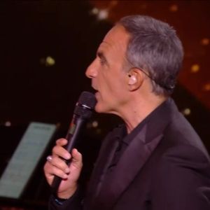 Nikos Aliagas sur le prime de la tournée de la Star Academy diffusé le 13 décembre 2025. Photo : Capture d'écran TF1/Star Academy