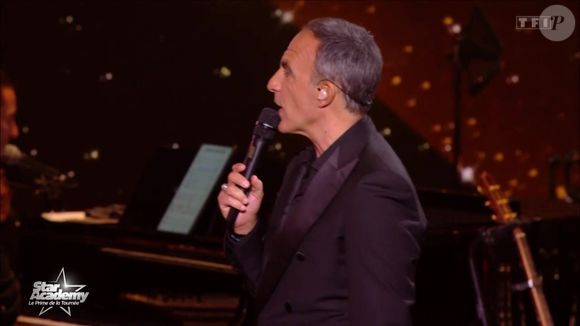 Nikos Aliagas sur le prime de la tournée de la Star Academy diffusé le 13 décembre 2025.  Photo : Capture d'écran TF1/Star Academy