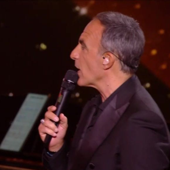 Nikos Aliagas sur le prime de la tournée de la Star Academy diffusé le 13 décembre 2025.  Photo : Capture d'écran TF1/Star Academy