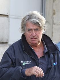 Olivier de Kersauson n'aime en rien Paris : sa vie entre la Polynésie et la Bretagne où il possède un beau manoir