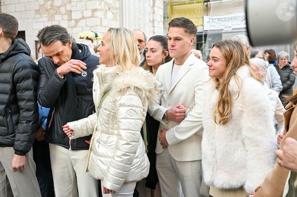 Céline Olive (fille de E.Leclercq), sa fille Ondine (petite-fille de E.Leclercq) et son fils Benjamin costume crème (petit-fils de E.Leclercq) avec le prêtre à la sortie des obsèques d'Evelyne Leclercq en la cathédrale Sainte-Réparate de Nice, France, le 13 janvier 2026. Une tenue blanche ou claire est souhaitée pour la cérémonie. Ni fleurs, ni couronnes. Selon la volonté de la défunte Evelyne, des dons en faveur du pôle cancérologie Arnault Tzanck pourront être effectués par chèque à l'ordre de FDD AAT ou via un lien numérique HelloAsso - Campagne de dons, Institut du Cancer de Mougins. © Bruno Bebert/Bestimage