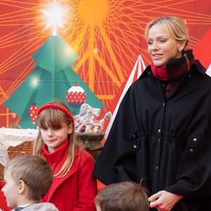 La princesse Charlène de Monaco, La princesse Gabriella de Monaco, comtesse de Carladès - La famille princière de Monaco offre les traditionnels cadeaux de Noël aux enfants monégasques dans la Cour du Palais Princier, le 18 décembre 2024. 
© Olivier Huitel / Pool Monaco / Bestimage