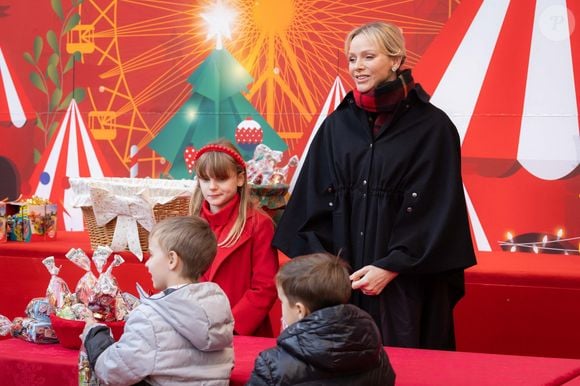 La princesse Charlène de Monaco, La princesse Gabriella de Monaco, comtesse de Carladès - La famille princière de Monaco offre les traditionnels cadeaux de Noël aux enfants monégasques dans la Cour du Palais Princier, le 18 décembre 2024. 
© Olivier Huitel / Pool Monaco / Bestimage