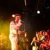 Un chanteur connu à l'international perd ses moyens en plein Festival, sa célèbre compagne n'y est pas pour rien...