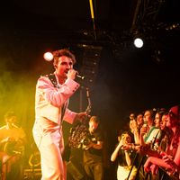 Un chanteur connu à l'international perd ses moyens en plein Festival, sa célèbre compagne n'y est pas pour rien...