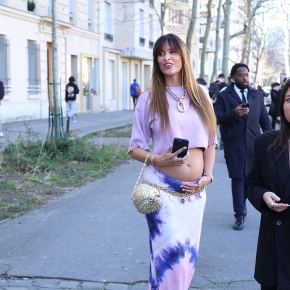 Miss France 2010 Malika Ménard (enceinte) arrive au défilé Rabanne Mode Collection Prêt-à-Porter Automne/Hiver 2025-2026 lors de la Fashion Week de Paris (PFW) au siège de l'Unesco, à Paris, France, le 6 mars 2025. © Denis Guignebourg/Bestimage