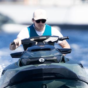 Brooklyn Beckham et sa femme Nicola Peltz sur leur bateau au large de Saint-Tropez, Côte d'Azur, France, le 18 juillet 2025. 

© Bestimage