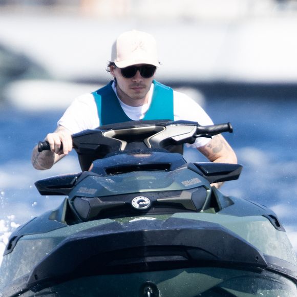 Brooklyn Beckham et sa femme Nicola Peltz sur leur bateau au large de Saint-Tropez, Côte d'Azur, France, le 18 juillet 2025. 

© Bestimage