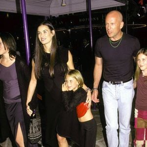 Bruce Willis, Demi Moore et leurs enfants à l'avant-première du film "Bandits", à Los Angeles, en 1996.

Photo : Starmax / Bestimage