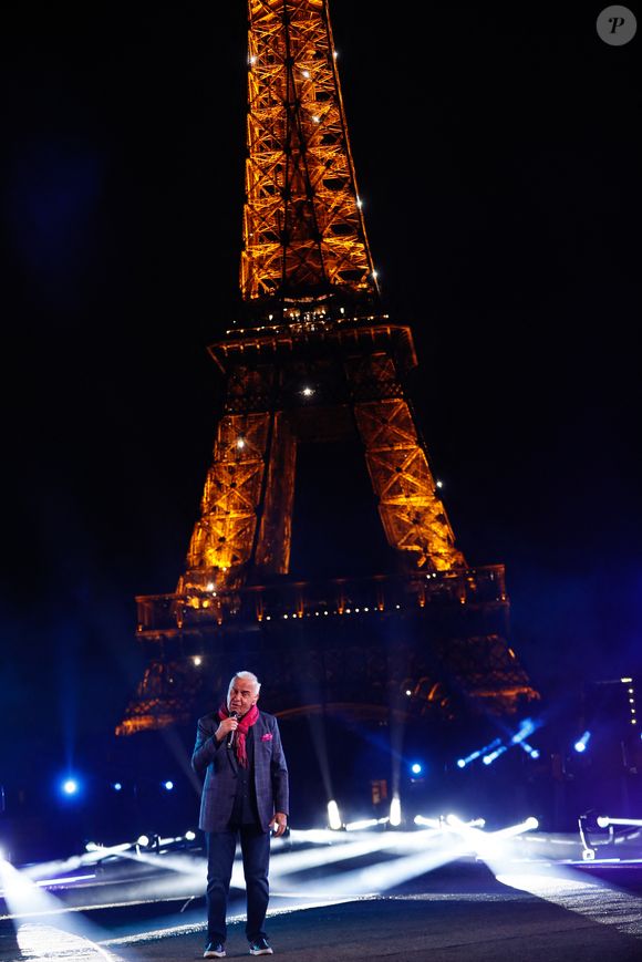 Exclusif - Michel Fugain sur le tournage de l'émission "La grande soirée du 31 décembre de Paris" au Musée du Quai Branly à Paris.

Photo : Christophe Clovis / Bestimage