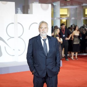 Concernant le nouveau cerf, la Fédération des chasseurs de l’Orne conteste toutefois le lien avec la chasse, affirmant notamment que l’animal était mort depuis plus d’une semaine.
Luc Besson à la première de 'Father Joe' lors du 83ème Festival International du Film de Venise (Mostra), à Venise, Italie, le 5 septembre 2026. © Jasmine Aissaoui/Bestimage