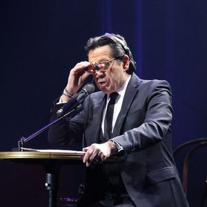 Exclusif - Laurent Gerra, imitant ici L. Zitrone commentant le mariage de Charles III, « Se met à table ! » dans son nouveau spectacle à savourer au Casino de Paris, à Paris, France, le 04 Janvier 2025. © Bertrand Rindoff/Bestimage