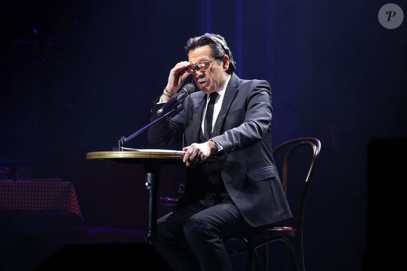 Exclusif - Laurent Gerra, imitant ici L. Zitrone commentant le mariage de Charles III, « Se met à table ! » dans son nouveau spectacle à savourer au Casino de Paris, à Paris, France, le 04 Janvier 2025. © Bertrand Rindoff/Bestimage