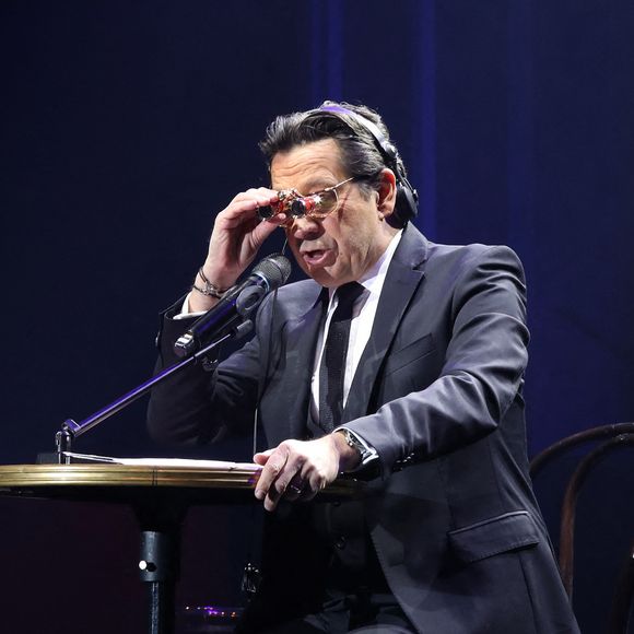 Exclusif - Laurent Gerra, imitant ici L. Zitrone commentant le mariage de Charles III, « Se met à table ! » dans son nouveau spectacle à savourer au Casino de Paris, à Paris, France, le 04 Janvier 2025. © Bertrand Rindoff/Bestimage