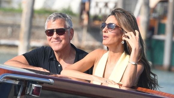A Venise, Amal Clooney porte la combi d'une maison française : avec George, impossible pour elle de rater ce moment