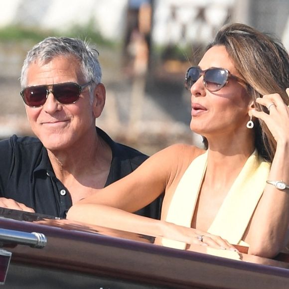 Amal et George Clooney ont fait sensation en arrivant à Venise.

George Clooney et sa femme Amal Clooney arrivent à Venise avant le 82e Festival international du film de Venise - Italie. 
Backgrid UK/ Bestimage