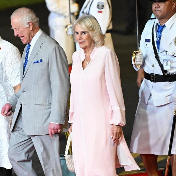 L'habitation, situé entre Bristol et Winchester, a fait l'objet d'une querelle de voisinage. Un voisin a obtenu l'accès public d'une partie de la route menant à la maison de Camilla pour sa résidence de vacances

Le roi Charles III d'Angleterre et la reine consort Camilla Parker Bowles à leur arrivée à l'aéroport international Faleolo à Apia (Iles Samoa), à l'occasion de leur voyage en Australie. Le 23 octobre 2024