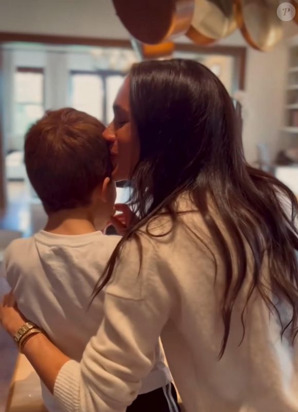 L'occasion pour Meghan Markle de partager sur les réseaux sociaux de nouvelles photo de sa petite tête rousse

Archie de Sussex et Meghan Markle © Instagram
