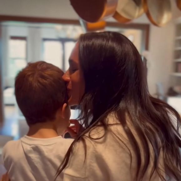 L'occasion pour Meghan Markle de partager sur les réseaux sociaux de nouvelles photo de sa petite tête rousse

Archie de Sussex et Meghan Markle © Instagram