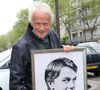 "Ils prennent le dernier qui a gagné la Star Academy, mais pas un chanteur qui a quatre-vingts ans."

Le chanteur Dave avec le portrait de Claude François - Michel Bourdais, auteur d'un portrait dessiné de Claude François, pose avec son oeuvre sur la place Claude François à Paris le 15 avril 2024.

© Coadic Guirec / Bestimage