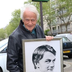 "Ils prennent le dernier qui a gagné la Star Academy, mais pas un chanteur qui a quatre-vingts ans."

Le chanteur Dave avec le portrait de Claude François - Michel Bourdais, auteur d'un portrait dessiné de Claude François, pose avec son oeuvre sur la place Claude François à Paris le 15 avril 2024.

© Coadic Guirec / Bestimage