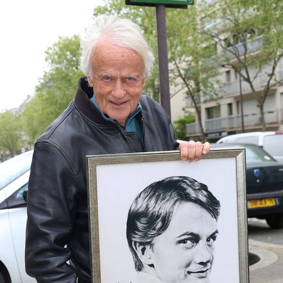"Ils prennent le dernier qui a gagné la Star Academy, mais pas un chanteur qui a quatre-vingts ans."

Le chanteur Dave avec le portrait de Claude François - Michel Bourdais, auteur d'un portrait dessiné de Claude François, pose avec son oeuvre sur la place Claude François à Paris le 15 avril 2024.

© Coadic Guirec / Bestimage