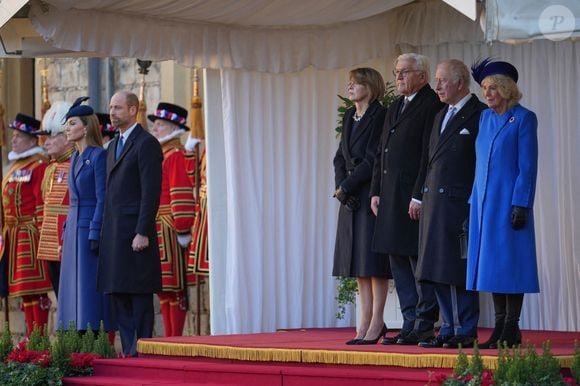 Le prince William, prince de Galles, et Catherine (Kate) Middleton, princesse de Galles, Elke Budenbender, son mari Frank-Walter Steinmeier, le président allemand, Le roi Charles III d'Angleterre et Camilla Parker Bowles, reine consort d'Angleterre - Le président allemand Frank-Walter Steinmeier, avec son épouse Elke B ?denbender, se tiennent aux côtés du roi Charles III d'Angleterre, de la reine Camilla Parker Bowles, reine consort d'Angleterre, et du prince et de la princesse de Galles, le prince William, prince de Galles et Catherine "Kate" Middleton, princesse de Galles, lors de la cérémonie d'accueil au château de Windsor, Berkshire, le premier jour de la visite d'État du président de la République fédérale d'Allemagne au Royaume-Uni. Date de la photo : mercredi 3 décembre 2025.  

© PA Photo/ Bestimage