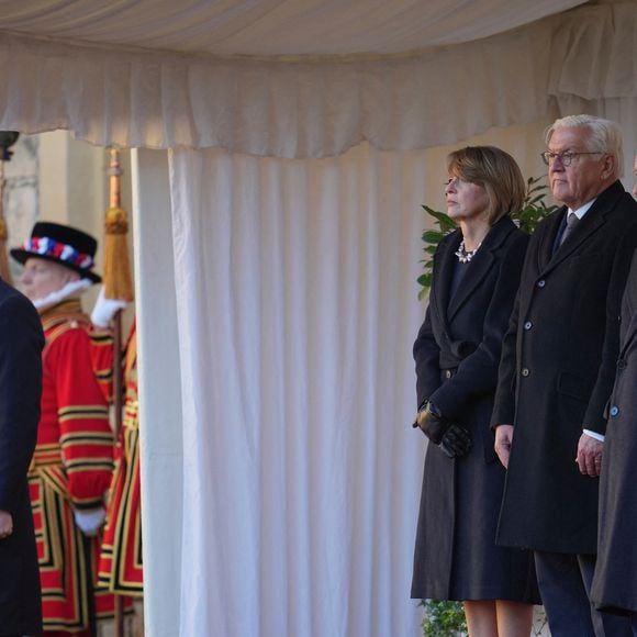 Le prince William, prince de Galles, et Catherine (Kate) Middleton, princesse de Galles, Elke Budenbender, son mari Frank-Walter Steinmeier, le président allemand, Le roi Charles III d'Angleterre et Camilla Parker Bowles, reine consort d'Angleterre - Le président allemand Frank-Walter Steinmeier, avec son épouse Elke B ?denbender, se tiennent aux côtés du roi Charles III d'Angleterre, de la reine Camilla Parker Bowles, reine consort d'Angleterre, et du prince et de la princesse de Galles, le prince William, prince de Galles et Catherine "Kate" Middleton, princesse de Galles, lors de la cérémonie d'accueil au château de Windsor, Berkshire, le premier jour de la visite d'État du président de la République fédérale d'Allemagne au Royaume-Uni. Date de la photo : mercredi 3 décembre 2025.  

© PA Photo/ Bestimage