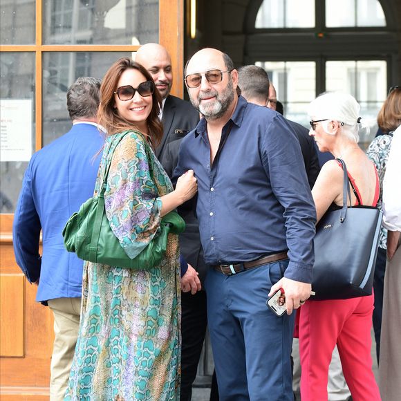 Kad Merad et sa femme Julia Vignali - Mariage de Claude Lelouch à la mairie du 18ème à Paris. Le 17 juin 2023