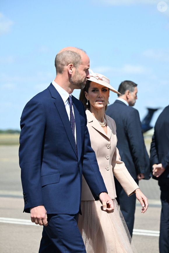 Le prince William, prince de Galles, et Catherine (Kate) Middleton, princesse de Galles, accueillent le couple présidentiel français le président Emmanuel Macron et sa femme la Première Dame Brigitte Macron à l'aéroport Station RAF de Northolt, à Ruislip, Royaume Uni, le 8 juillet 2025. À l'invitation de Leurs Majestés le roi et la reined'Angleterre, le président français et Madame la Première effectueront une visite d'État au Royaume-Uni du 8 au 10 juillet 2025. © Jeanne Accorsini/Pool/Bestimage